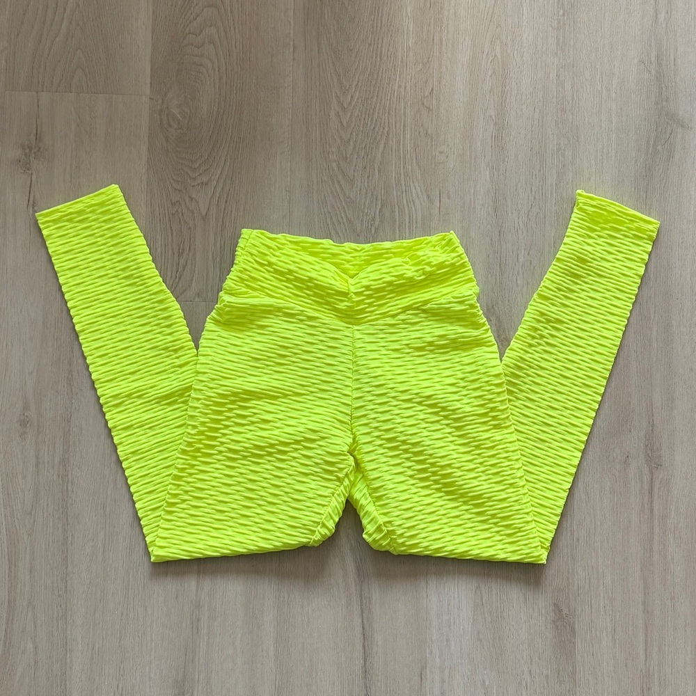 High Rise Leggings w/Ruching on the Bum. Size S. Highlighter Yellow - NWOT